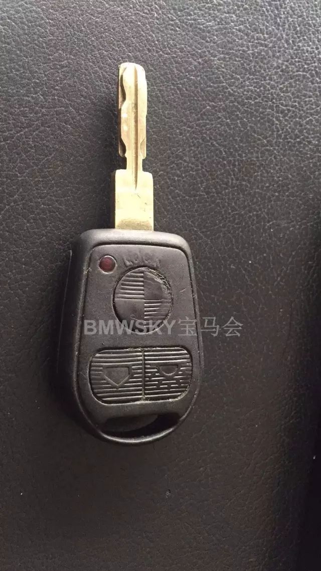 宝马x3的车钥匙电池怎样更换,宝马120i钥匙更换电池视频