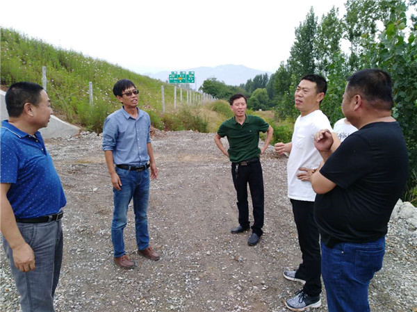 用生命铺路,用生命筑路以温暖搭桥图片