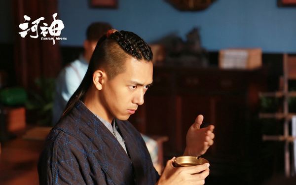 李现女友疑曝光，饭后一同回公寓，女方曾是校花