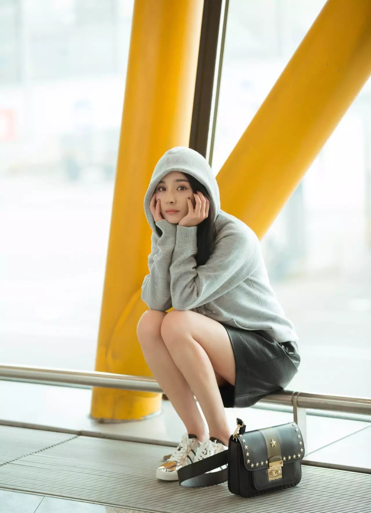 这条逆天小皮裙是超模刘雯最爱，热巴唐嫣明知撞衫也要抢着穿？