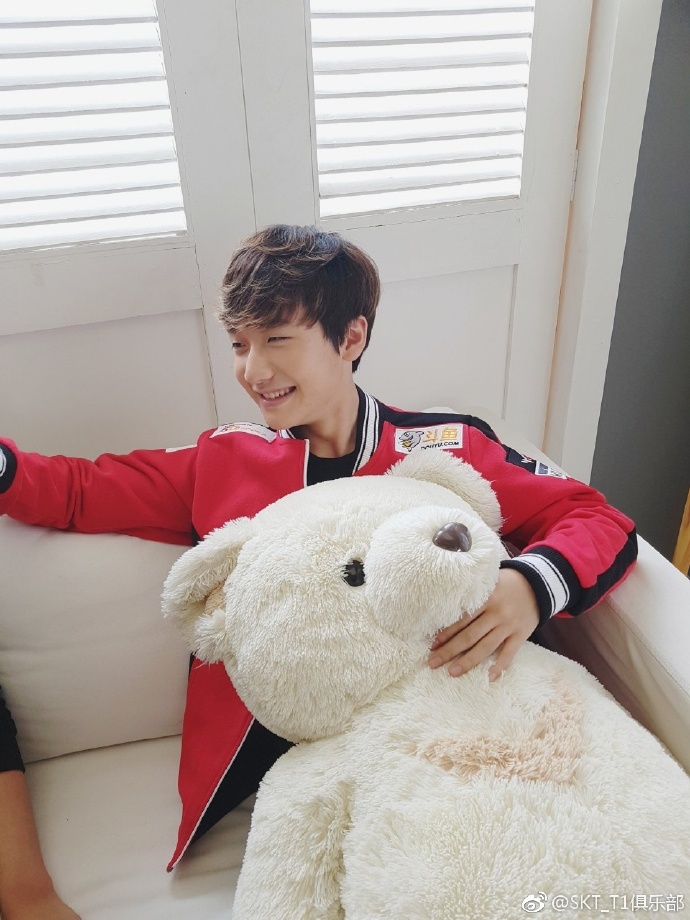 SKT又有新队服穿了！UntaraFaker状态良好登上韩服排名五六