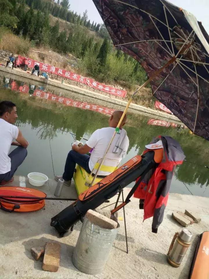 一群老大爷钓鱼,一群大爷岸上钓鱼