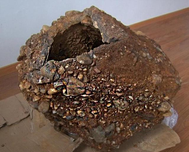 村民挖出亿年怪石,挖出千年巨石洞的视频