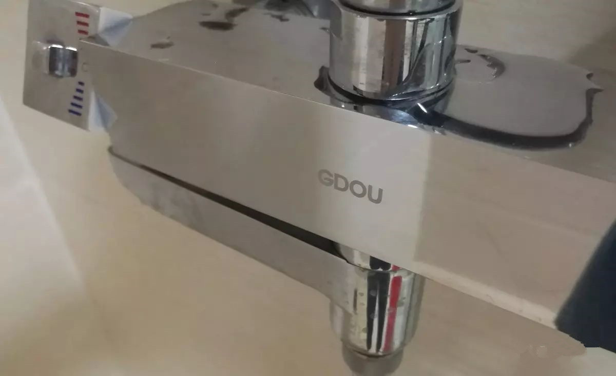 淋浴房贴了自洁膜怎么清理,淋浴房框架固定胶水怎么去除