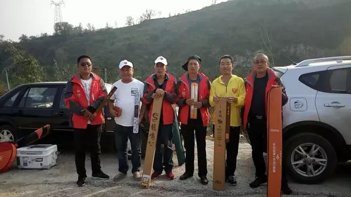 一群老大爷钓鱼,一群大爷岸上钓鱼