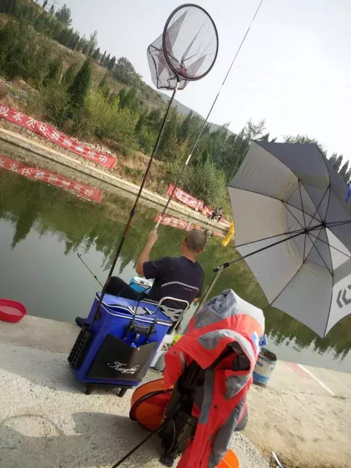 一群老大爷钓鱼,一群大爷岸上钓鱼