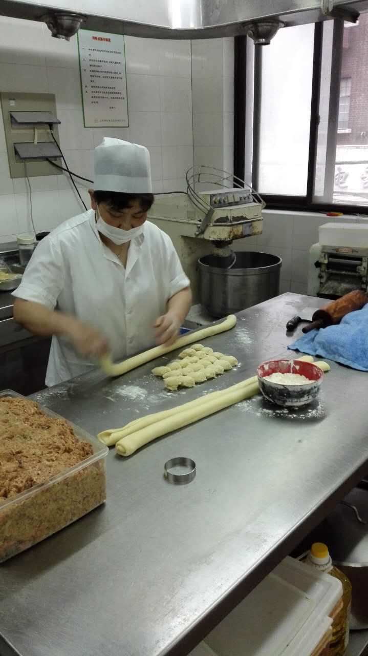 中秋情暖老人心志愿者走进敬老院,情暖夕阳关爱老人志愿者活动