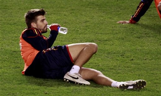 踢足球喝什么,踢足球一天喝多少水合适