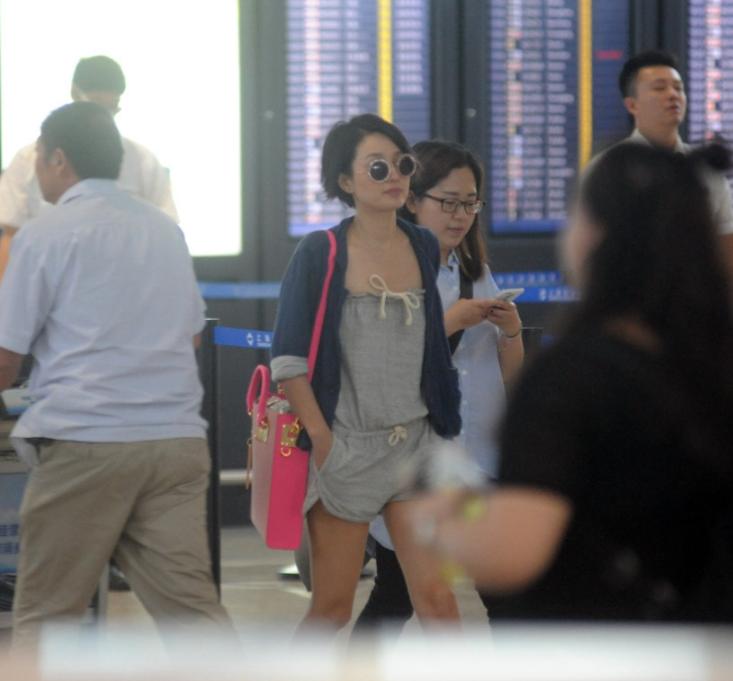 马伊琍爱穿抹胸裙,马伊琍穿吊带衫被网友嘲笑