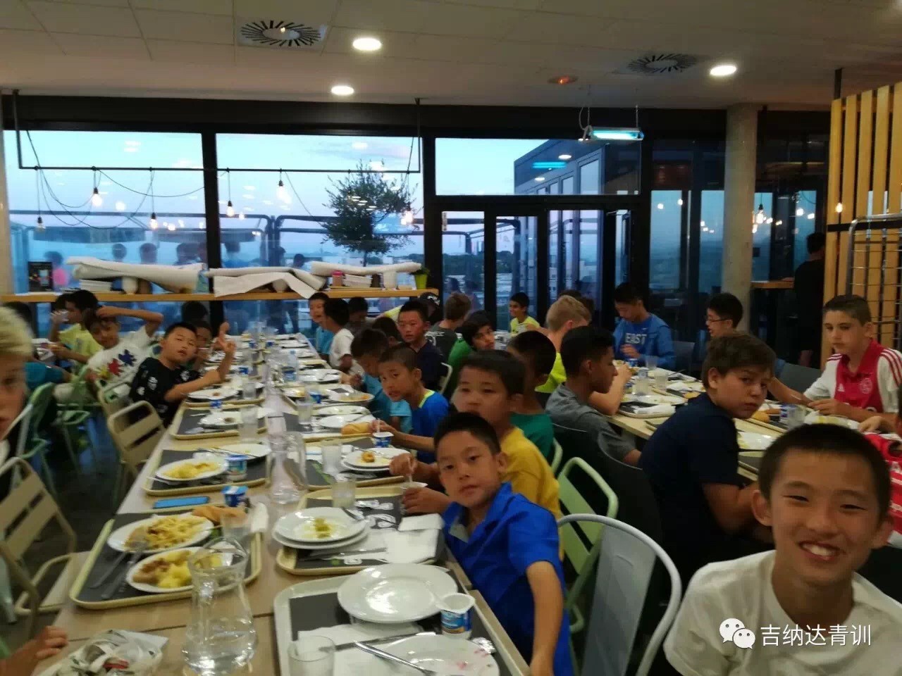 孩子几岁开始踢足球比较好,小孩子几岁开始学足球比较合适