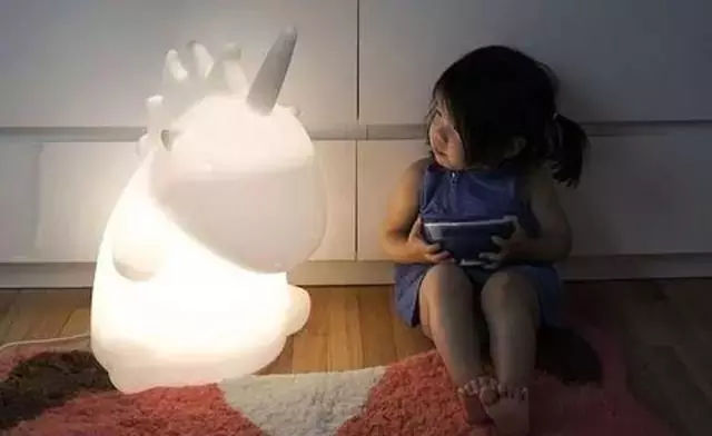 小夜灯会对孩子发育有什么坏处,黄色的小夜灯会影响宝宝视力吗