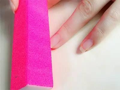 涂甲油胶的正确姿势,涂甲油胶的正确诀窍