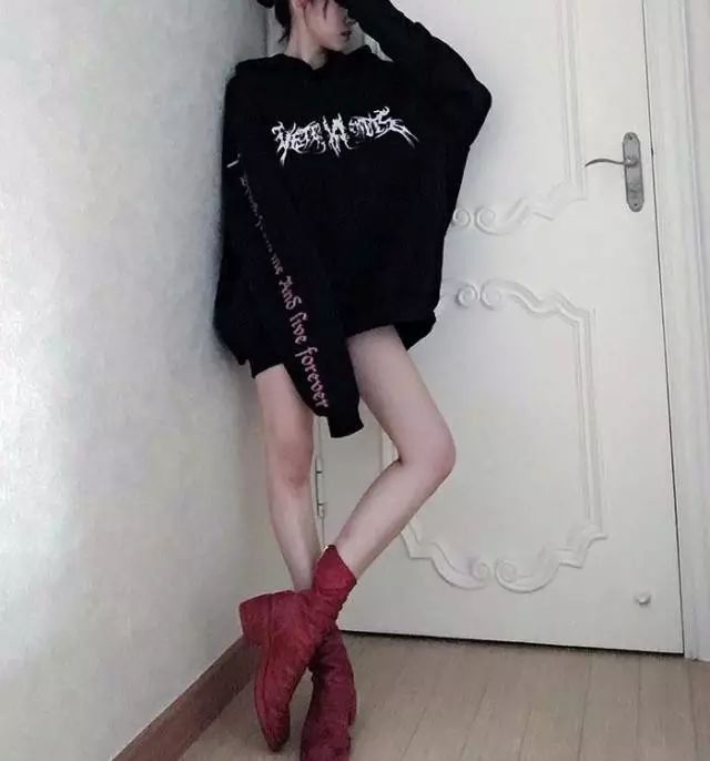 你盲目的对各大潮牌如数家珍，却不知在别人眼里你只是FUCCBOI