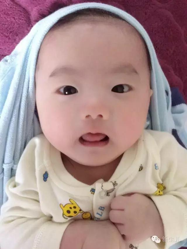 新生儿宝宝红疹子怎么引起的,新生儿皮肤起红疹子怎么办