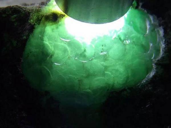 低价入手翡翠原石切开涨疯了,翡翠原石切开后如何鉴别价值