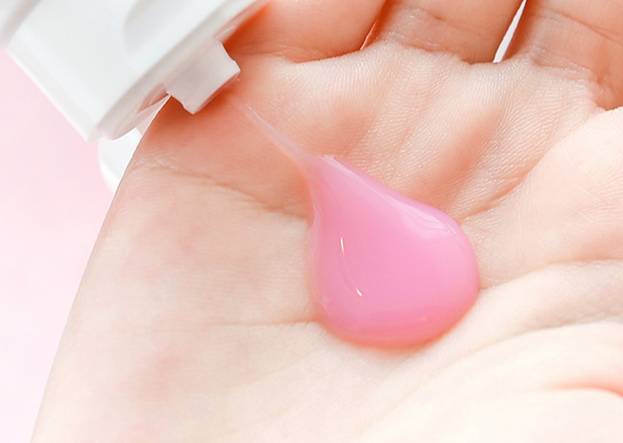 一条颈纹老十岁教你一招淡化,年纪小就有一条很深的颈纹