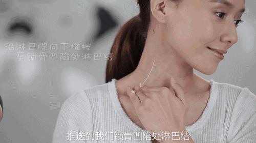 一条颈纹老十岁教你一招淡化,年纪小就有一条很深的颈纹