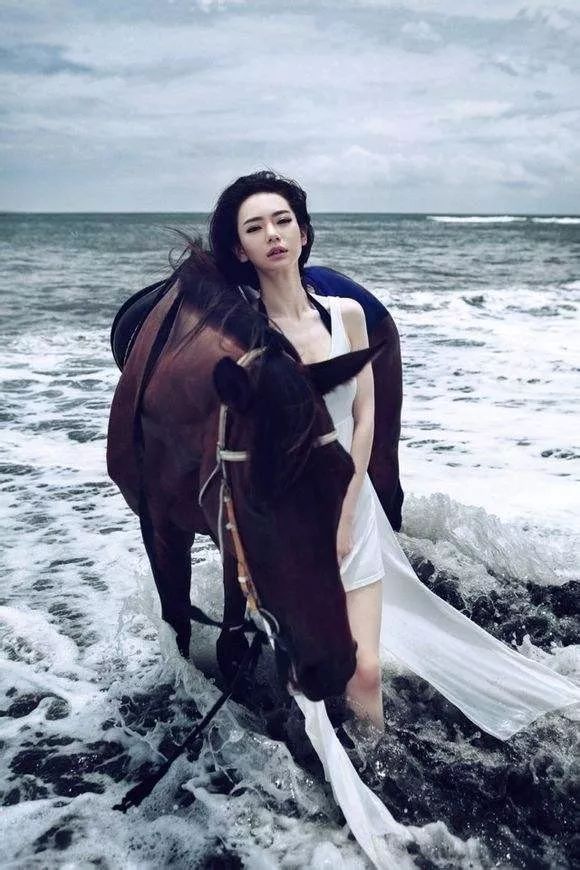 一条颈纹老十岁教你一招淡化,年纪小就有一条很深的颈纹