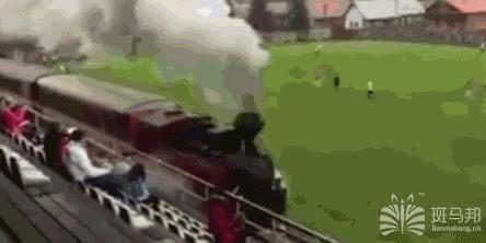 跑火车遇到的怪事,奇葩足球场