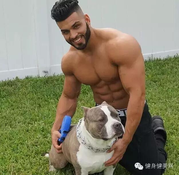 光头络腮胡肌肉男人,肌肉最猛而且非常帅的肌肉男