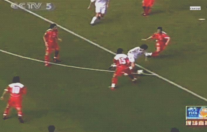 曾经与梅西抢首发的中国球员,比肩梅西的天才