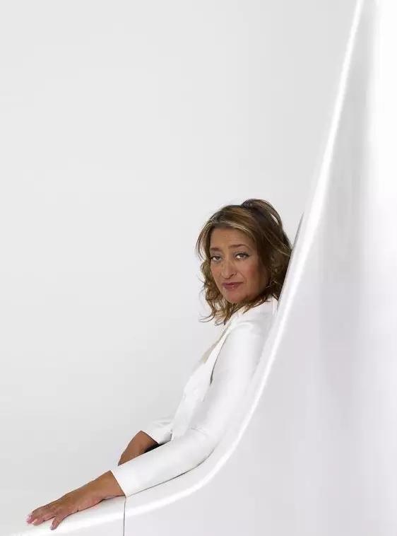 身处边缘，她以无与伦比的才华勤奋个性，勇敢地活出了自己