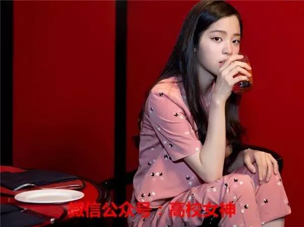 欧阳娜娜三姐妹颜值相差大,欧阳娜娜三姐妹一共几岁了