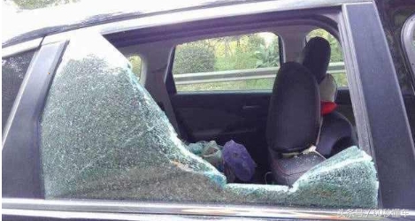 高速休息钥匙忘车里，拿铁钳钢丝开车门，帮忙的都是“堵车游客”