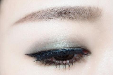 化妆简单教程手残党眼影,手残党腮红当眼影怎么画