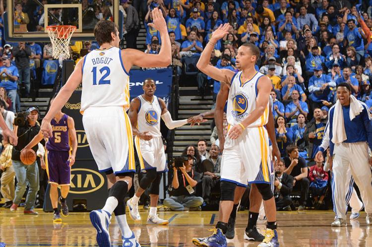 耐克对库里付出的代价,库里几乎成为ua的终身代言人