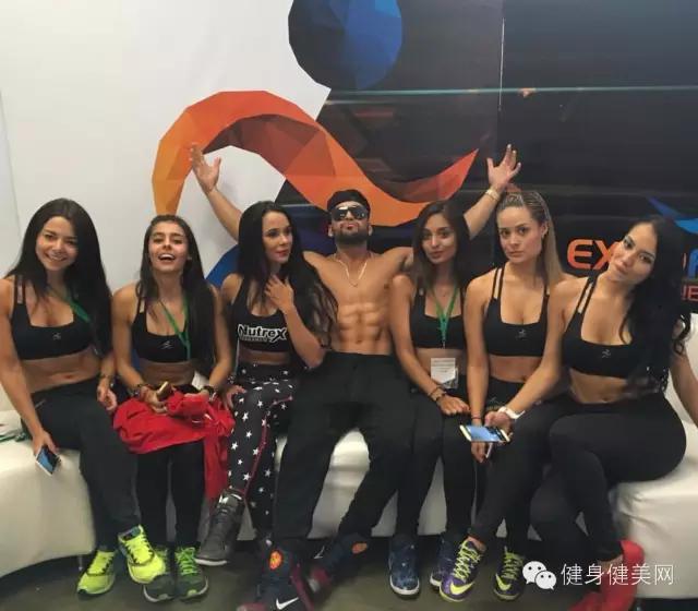 光头络腮胡肌肉男人,肌肉最猛而且非常帅的肌肉男