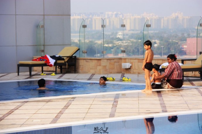 乘着地铁，乐购迪拜