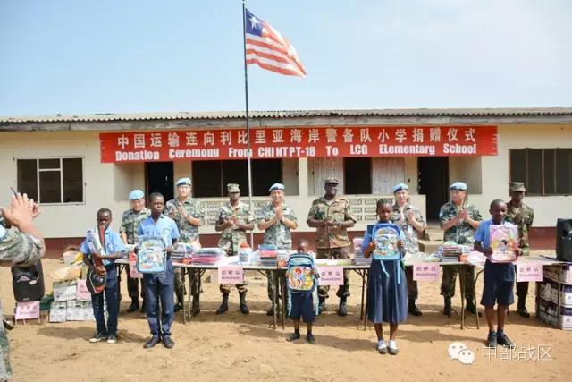 赴马里维和部队开展援助,中国赴黎维和官兵帮助当地学校