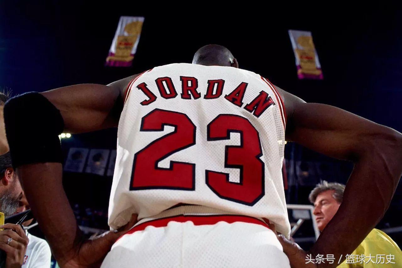 乔丹单场49分15篮板,乔丹球衣号码是多少