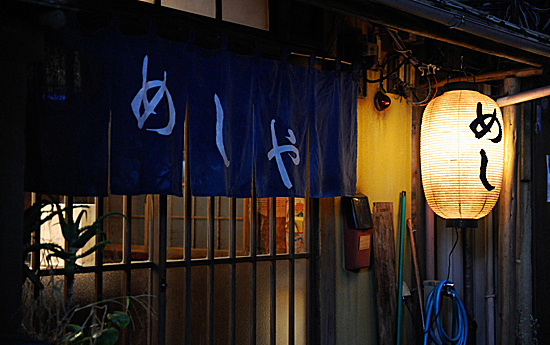 走在江户的商店街上,请一定不要错过日本活体广告牌“看板娘”