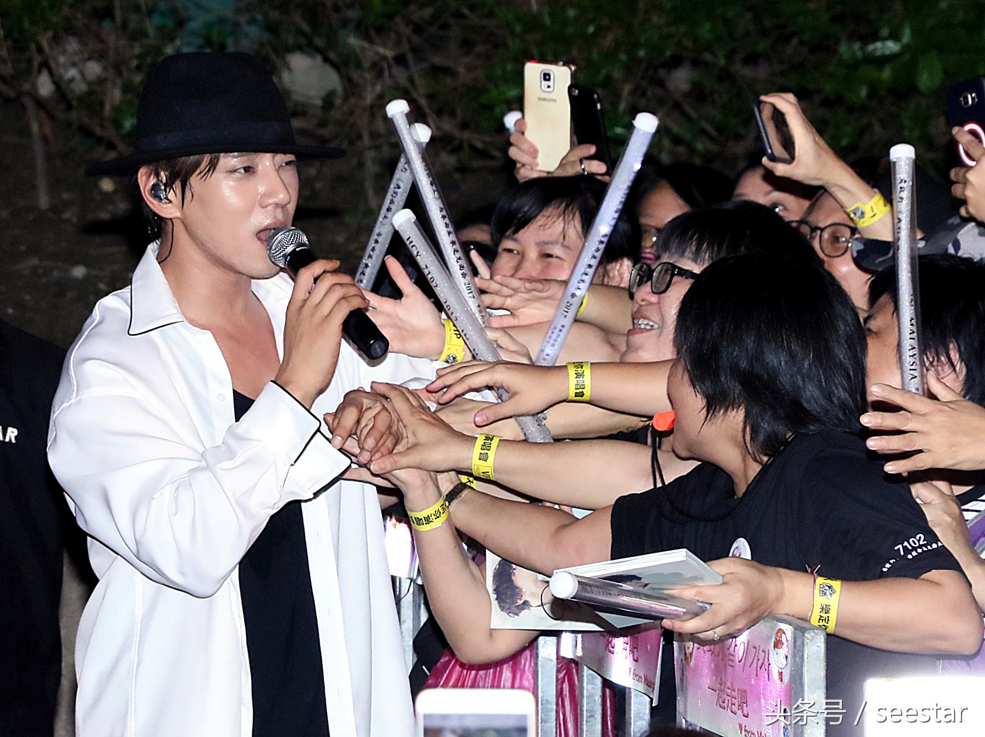 黄致列新闻当事人,黄致列拥抱歌迷