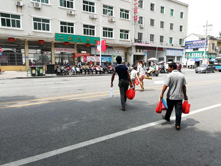 国庆最后一天的北海车站，火车站挤死人，汽车站空寥寥