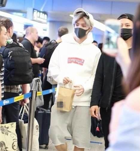 关晓彤和鹿晗戴同款口罩，穿衣品味方面也有同样的爱好！