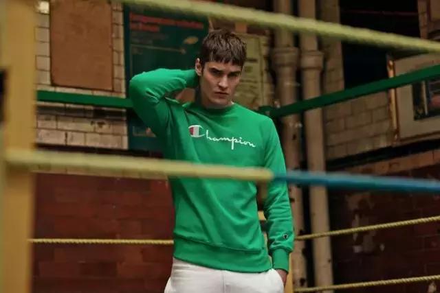 champion黑色和白色哪个好,champion复古低调