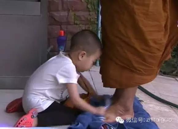 泰国传统佛教习俗为僧侣洗脚是一种积德！