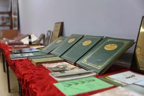 开着小车哼着小曲,开着车哼着歌结果一面包车掉头