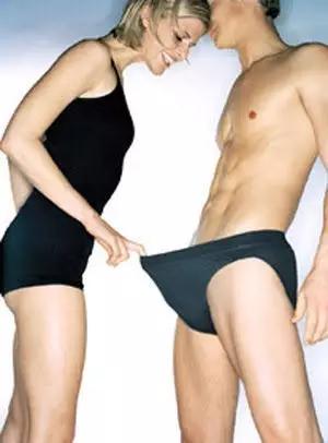 男子打火机检测液化气,男子点打火机测试液化气罐是否漏