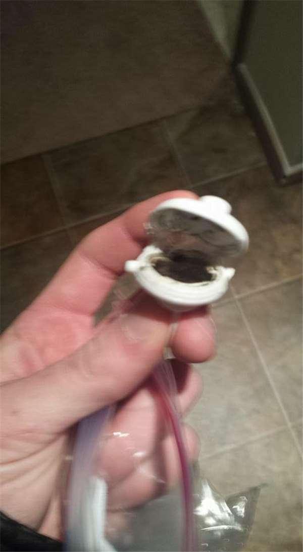 妈妈搞不懂宝宝经常生病的原因，没想到撬开奶瓶吸嘴后下一秒惊呆