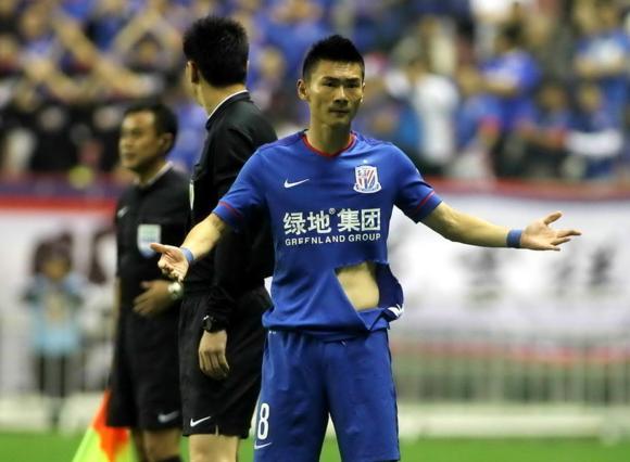 他转会前是球队射手王，转会后大名单都难进，堪称中超最失败转会