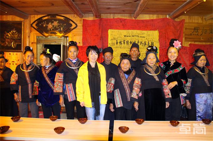 中国55少数民族服饰文化探索者—刘湘萍