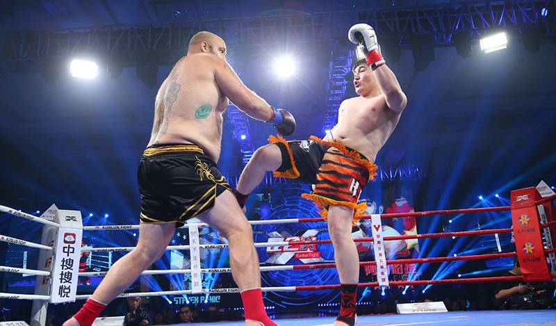 拳坛巨人被踢裆,昆仑决泰拳王被打