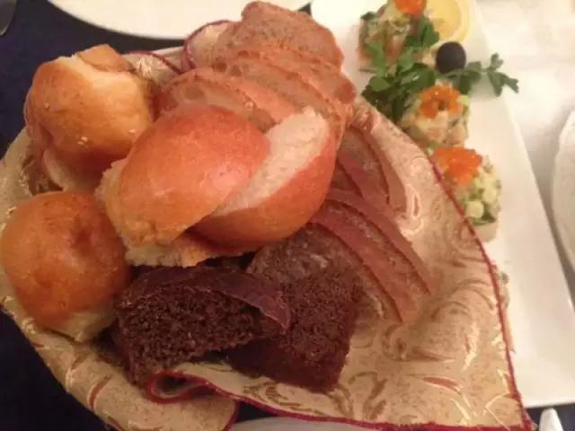 开着小车哼着小曲,开着车哼着歌结果一面包车掉头