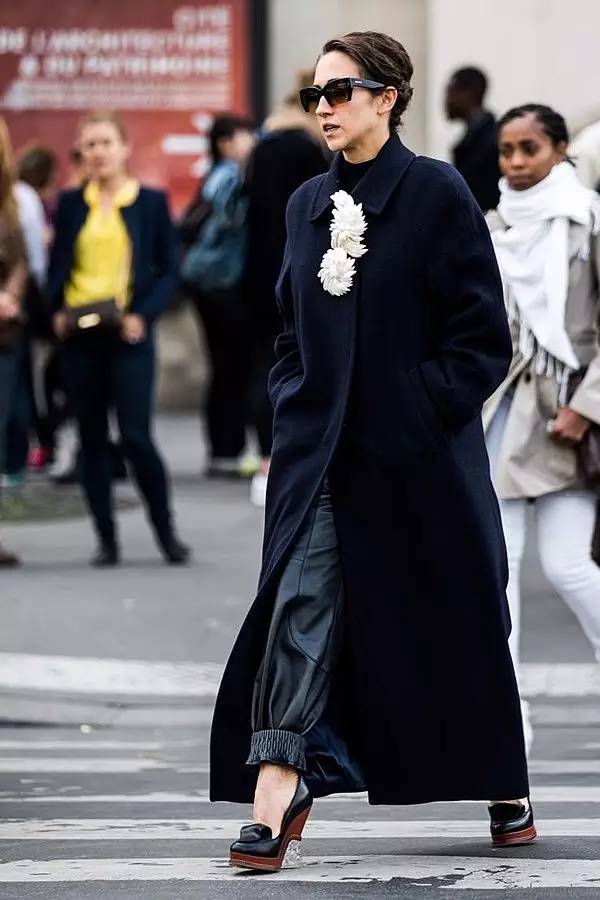 小学生怎么穿潮流时代的衣服 (小学生减龄时尚衣服)