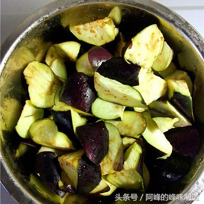 双椒茄子的做法,开胃下饭的家常菜圆茄子