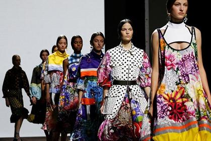 刘雯高定时装周,刘雯2022代言奢侈品